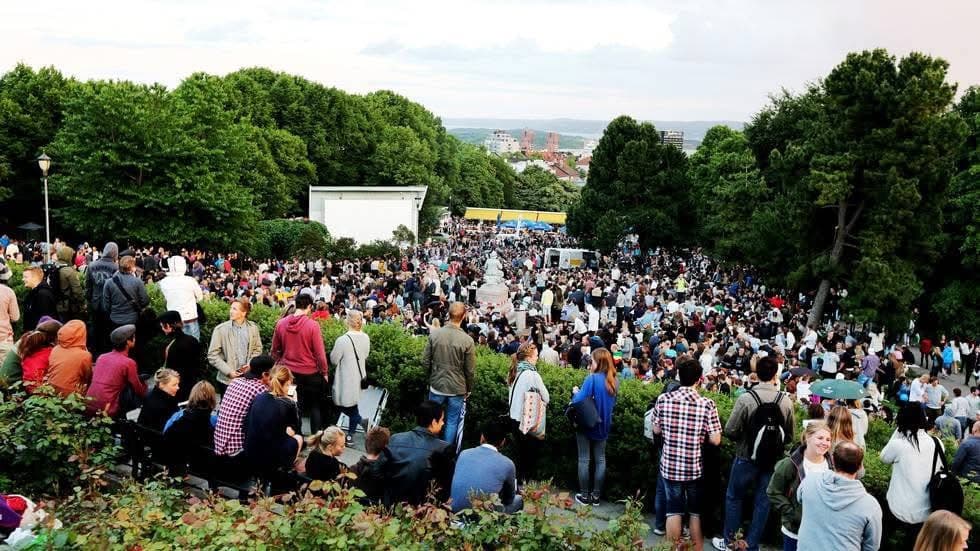 Folkekino i parken — tusenvis av gjester samlet under åpen himmel.
