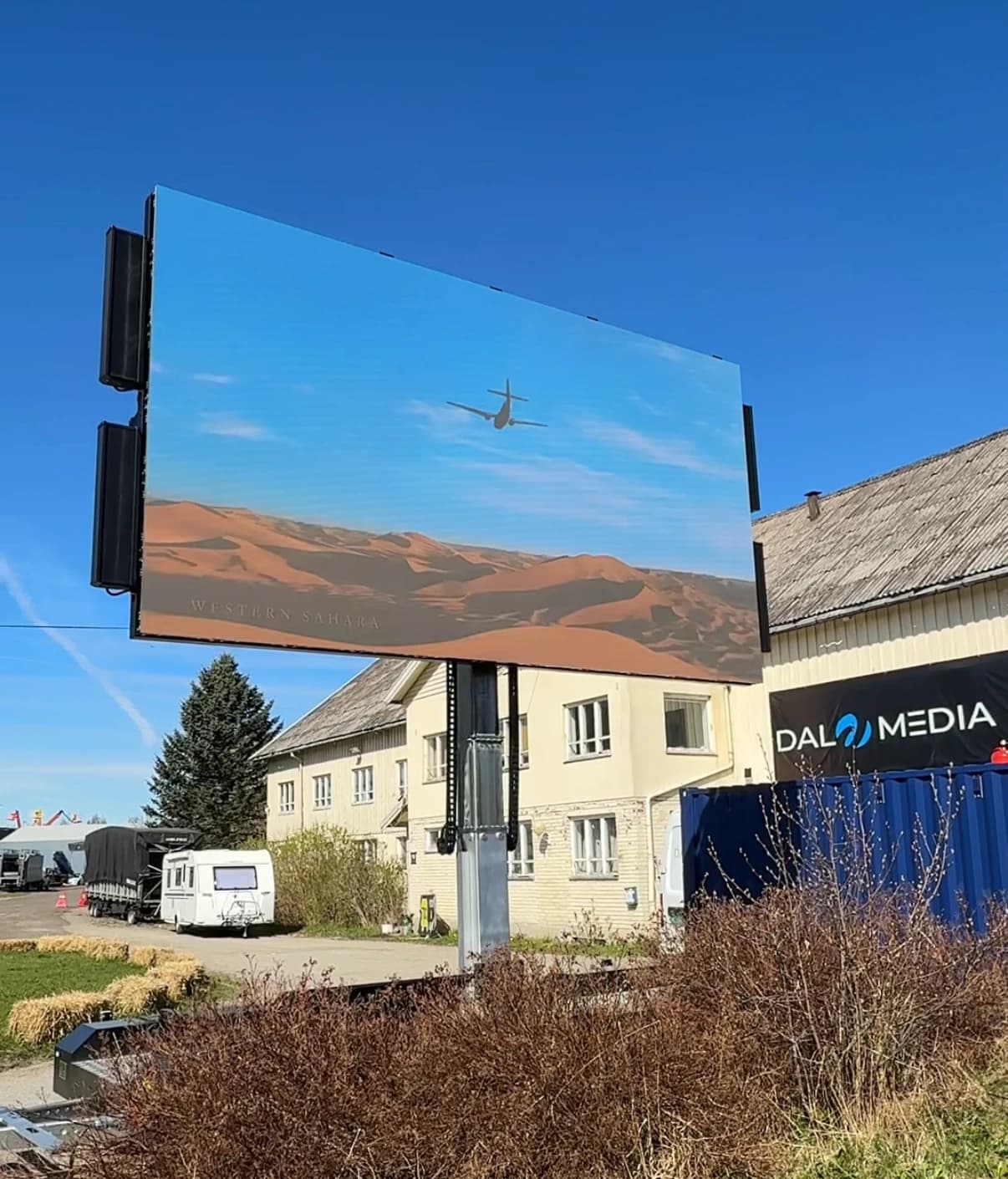 Mobil LED-skjerm 16 m² brukt som reklametavle — Dal Media-kampanje langs veien.