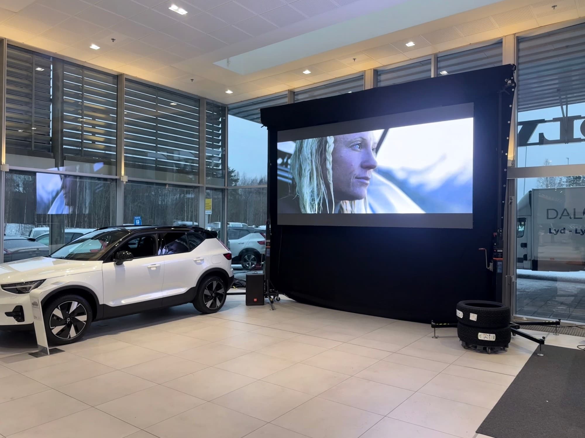 Innendørs LED-skjerm 4 × 2 m hos Volvo-forhandler — produktvisning og kampanjer.